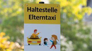 Für Schulen sind die «Elterntaxis» oft eine Herausforderung. (Archivbild)