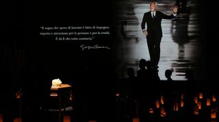 Der Sarg steht in dem Saal, in dem Giorgio Armani früher seine Modeschauen abnahm.