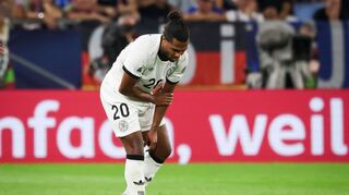 Serge Gnabry fasst sich in Bratislava an den verletzten linken Arm.