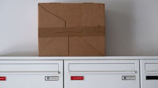 Auch DHL hat seinen Paketdienst in die USA deutlich eingeschränkt. (Archivbild)