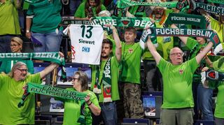 Die Füchse-Fans bedanken sich bei Stefan Kretzschmar und Jaron Siewert.