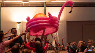Spiel mit Flamingo bei Checker Tobi im Musensaal des Mannheimer Rosengarten.