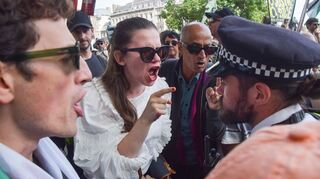 Teilweise soll es zu aggressivem Verhalten gegenüber Polizisten gekommen sein.