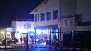 Der Supermarkt wird abgesperrt.