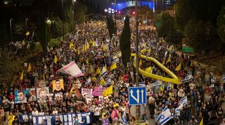 Zigtausende Demonstranten in Jerusalem forderten ein Abkommen zur Beendigung des Krieges.