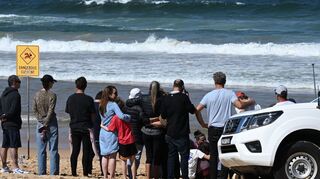 Schockierte Familienangehörige und Freunde trauerten am Strand um das Opfer.