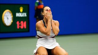 Aryna Sabalenka sackte nach dem Erfolg überglücklich auf den Boden.