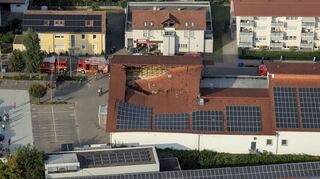 Die Luftaufnahme einer Drohne der Feuerwehr zeigt das teilweise eingestürzte Dach eines Supermarktes.