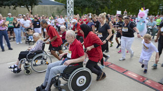 Vor dem Schwimmbad-Parkplatz startet der Inklusionslauf.
