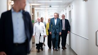 Die Finanzierung des Gesundheitssystems war auch Thema beim Besuch von Bundeskanzler Merz im Alfried-Krupp-Krankenhaus in Essen.