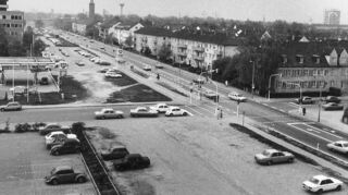Ein Zustand, an den sich manche vielleicht noch erinnern: die westliche Haupterschließungsachse des Almenhofs, die Steubenstraße, in Höhe des Heinrich-Lanz-Krankenhauses 1976 noch ohne Straßenbahntrasse, die erst zwei Jahrzehnte später entstehen wird.