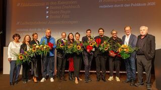 Gruppenbild mit Preisträgern: Die vom Festival Geehrten, die Jury sowie (l. und re.) Programmdirektorin Daniela Kötz und Festival-Intendant Michael Kötz.