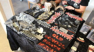 Diabolische T-Shirts der Death-Metal-Band Gomorrha aus Frankenthal am Merchandisingstand.