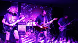 Zur Eröffnung brachte die örtliche Death-Metal-Band Olphor ausgefeilte Düsternummern zu Gehör