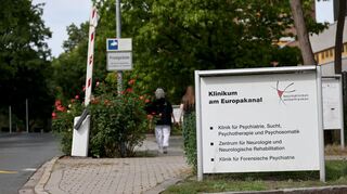 Am Morgen wurde der Mann zurück in die Psychiatrie gebracht.