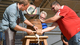 Zur Eröffnung des Brauchtumsfests: Bierfassanstich.