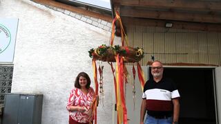 Der Kerwekranz schwebt am Hans-Böttcher Haus.