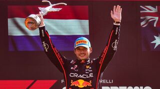 Endlich wieder ein Siegerpokal - 112 Tage musste Verstappen darauf warten.