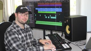Timo Jäger präsentiert das Angebot „Musik und neue Medien“. Neben Instrumenten kommt dabei der Computer zum Einsatz.