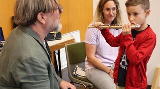 Der sechsjährige Dante will nach der musikalischen Früherziehung ein Instrument lernen. Beim Tag der offenen Tür probiert er die Querflöte aus.