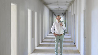 Hans-Jörg Kraus im Torhaus, dem historischen Eingangsgebäude der Campbell Barracks. Kraus liebt Bauten, die besondere Bedeutung in der Geschichte Heidelbergs und auch Deutschlands haben.