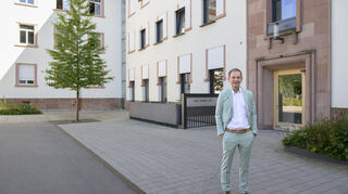 In diesem Haus befand sich der „War Room“ der Amerikaner. Kraus ließ Fenster einbauen, die gemalten Umrandungen erinnern an die früheren Fake-Fenster.
