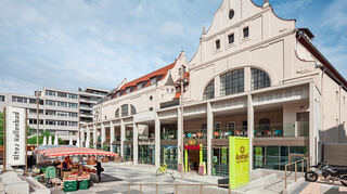 Im von Hand-Jörg Kraus sanierten Alten Hallenbad finden sich jetzt ganz unterschiedliche Mieter, zum Beispiel ein Bio-Markt.