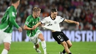 Die deutsche Nationalmannschaft um Florian Wirtz (r) kämpfte gegen Nordirland um Wiedergutmachung.
