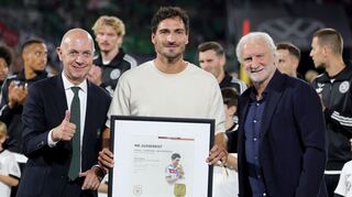 Mats Hummels (m) wurde vor dem Anpfiff geehrt