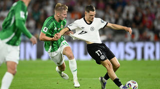 Fußball: WM-Qualifikation Europa, Deutschland - Nordirland, Gruppenphase, Gruppe A, 2. Spieltag, RheinEnergieStadion, Florian Wirtz (Deutschland) (r) und Alistair McCann (Nordirland) kämpfen um den Ball.