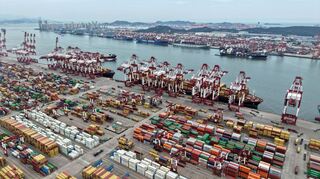 Der Hafen von Qingdao - die chinesischen Exporte in die USA brachen ein. (Archivbild)
