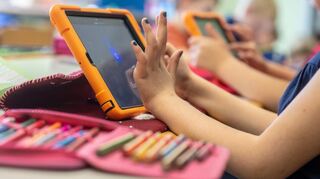 Handy, Tablet, Fake News: Im neuen G9 lernen Fünftklässler nicht nur Mathe, sondern auch, wie sie digitale Fallen erkennen. Was Kultusministerin Theresa Schopper noch vom Schuljahr erwartet.