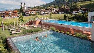 „Das Hohe Salve Sportresort“ liegt im idyllischen Hopfgarten. Ob im beheizten Outdoor-Pool, dem 25-Meter-Sportschwimmbecken oder von den Balkonen aus: Gäste genießen hier einen tollen Ausblick.