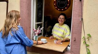 Eine Tasse Kaffee aus dem Fenster – so kennt man Denise Detmers.