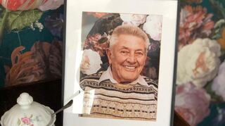 Hermann Krautinger, genannt „Männl“ , hatte bis zu seinem Tod vor zwei Jahren einen Stammplatz im Café. Ein Bild im Gastraum erinnert an den Großvater der Wirtin.