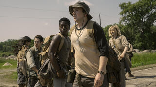 Für Fans von „Squid Game“: Joshua Odjick als Parker, Jordan Gonzalez als Harkness, David Jonsson als McVries, Cooper Hoffman als Garraty und Charlie Plummer als Barkovitch in einer Szene des Films „The Long Walk – Der Todesmarsch“.