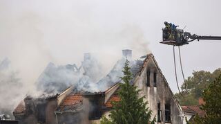 Nach einem Brand in einem Haus sind drei Frauen tot aufgefunden worden.