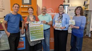 Akteure der Fairen Woche in Mannheim: Martin Krumm (Weltladen), Susanne Kammer, Leiterin Eine-Welt-Forum, Holger Matzat, Fachbereich Demokratie und Strategie der Stadt Mannheim, Frida Brett-Smith, Local Green Deal der Stadt Mannheim, und Ursel Heyduk, 2. Vorsitzende im Eine-Welt-Forum (v.l.).