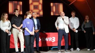Rektor Thomas Fetzer (4. von links) und Oberbürgermeister Christian Specht (5. von links) begrüßen die Erstsemester zusammen mit Vertreterinnen und Vertretern des ASTA, der Fachschaft und Unternehmen.