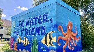 Einfach mal abtauchen: Das Trafohäuschen an der Haltestelle Stollenwörthweiher/Rheingoldstraße leuchtet wie ein riesiges Meeres-Aquarium.