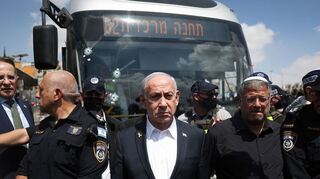 Der israelische Ministerpräsident Benjamin Netanjahu (Mitte) besuchte den Ort des Anschlags.