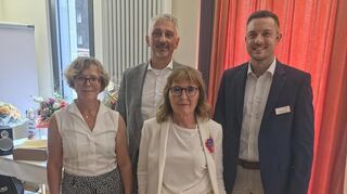Andrea Wäldele, Andreas Knoch und Sebastian Götz (v.l.) verabschieden Radegunde Mösle (Mitte), die langjährige Leiterin des Seniorenzentrums Pauline Maier.