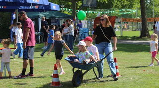 Ein Klassiker beim Familiensporttag ist das Schubkarrenrennen.