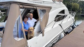 Ein Urgestein des Motoryachtclubs in Mannheim: Peter Weigold mit seiner Frau Petra an Bord ihres Bootes „Chocolate“.