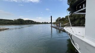 Nächste Ausfahrt Rhein: Direkt hinter dem Restaurantschiff "Heimat" ist die Zufahrt vom Hafen in den Fluss – rechts ist die Bootstankstelle zu sehen.