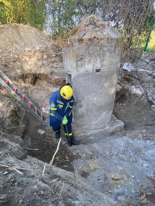 Das Fundament des kleinen Bunkers in Rheingönheim musste mit Spaten freigelegt werden.