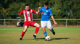 Ein Derby mit vielen Zweikämpfen: Hier duellieren sich Lampertheims Kai Markert (l.) und Hofheims Lukas Scholl.