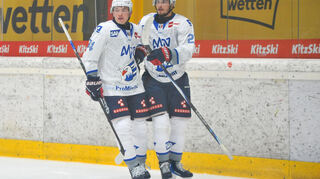 Mannheims Justin Schuetz (links) und Mannheims Yannick Proske (rechts) beim Testspiel der Adler Mannheim gegen Graz.