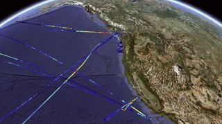 Verteilung der Phytoplankton-Biomasse, gemessen mit SeaFlow-Zytometrie vor der Küste Kaliforniens. Die farbcodierten Linien stellen die Biomassekonzentrationen dar, wobei wärmere Farben (rot-gelb) eine höhere Phytoplanktondichte und kühlere Farben (blau) eine geringere Konzentration anzeigen.