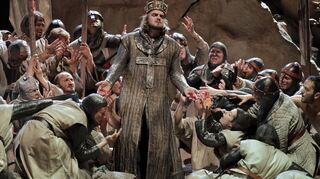 Der Sänger Thomas J. Mayer 2012 als Amfortas (M.) an der Deutschen Oper in Berlin in der Oper Parsifal von Richard Wagner.